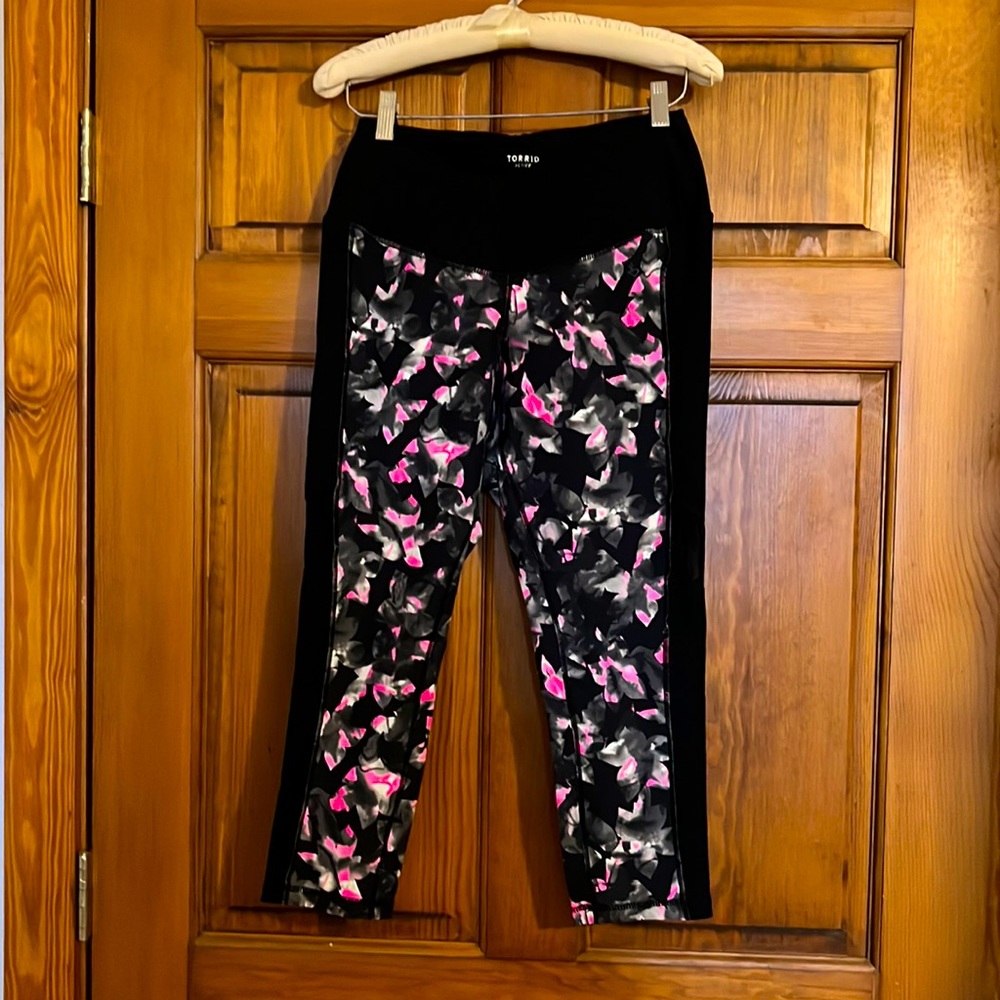 Torrid active size 0 black floral capri athletic leggings